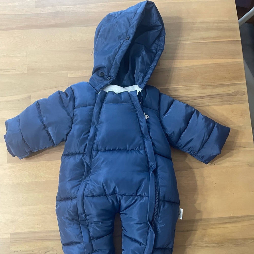 Warm and adorable blue snowsuit size 6-9 months murmurbear